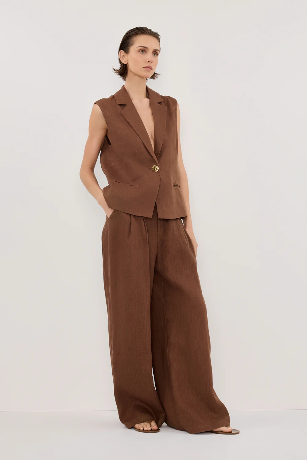 SELAH FONDANT LINEN SLEEVELESS VEST - Gamepaces