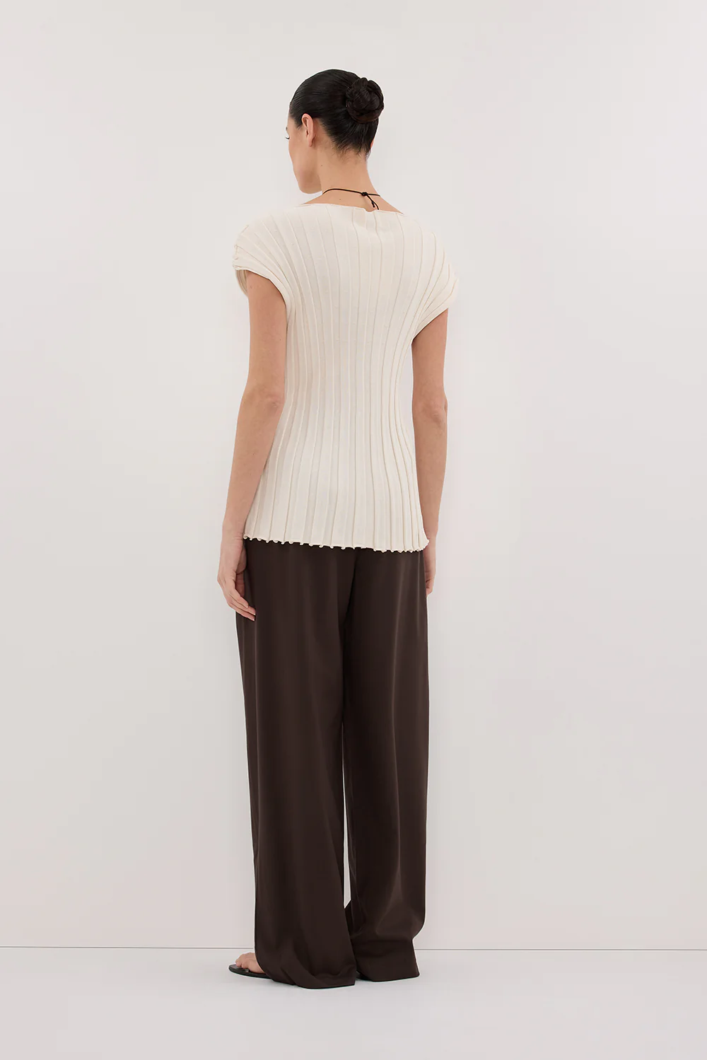 LOE CREAM SLEEVELESS KNIT TOP - Gamepaces