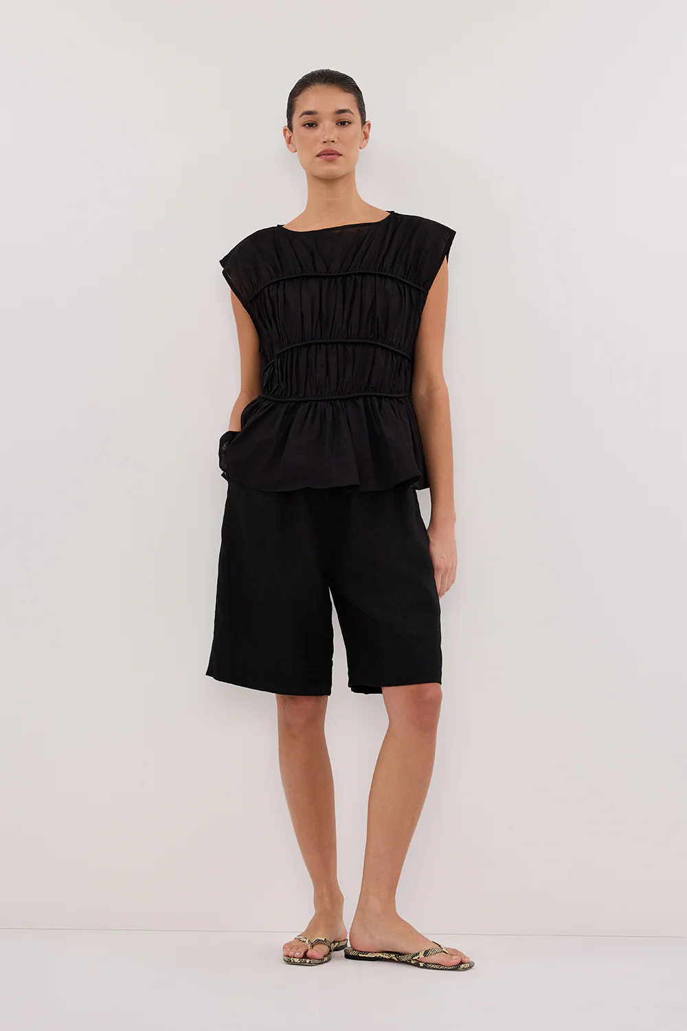 KAYLA BLACK LINEN BERMUDA SHORT - Gamepaces