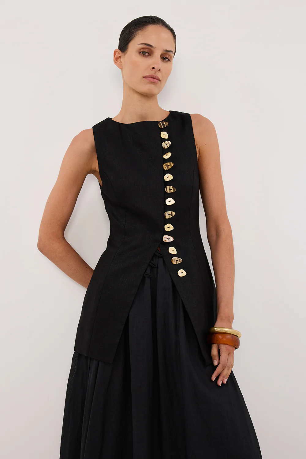 BAYLEE BLACK SLEEVELESS LINEN TOP - Gamepaces