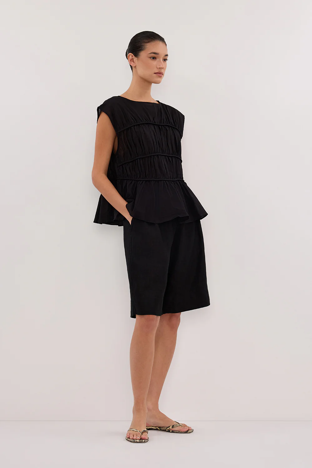 KAYLA BLACK LINEN BERMUDA SHORT - Gamepaces