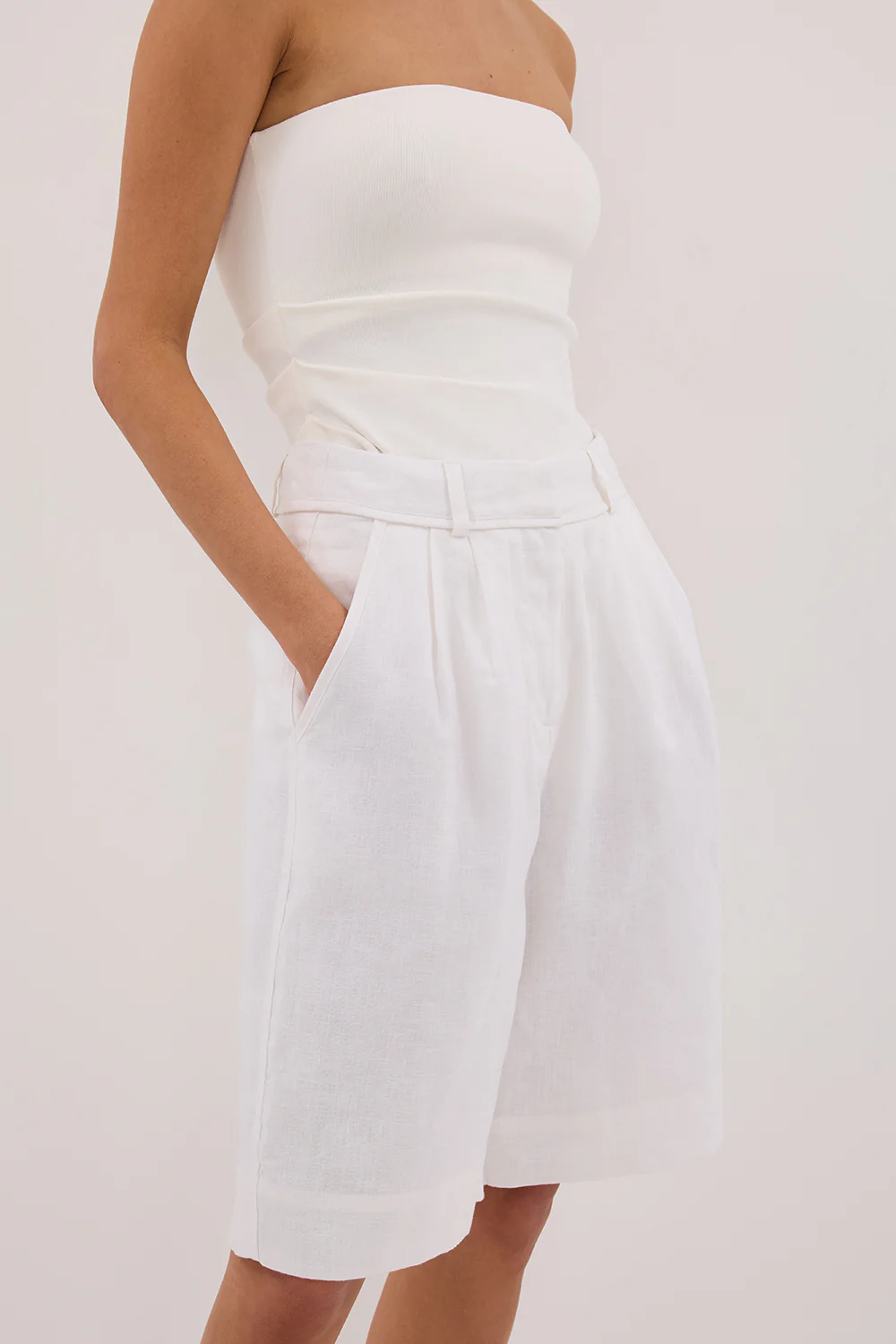 KAYLA WHITE LINEN BERMUDA SHORT - Gamepaces