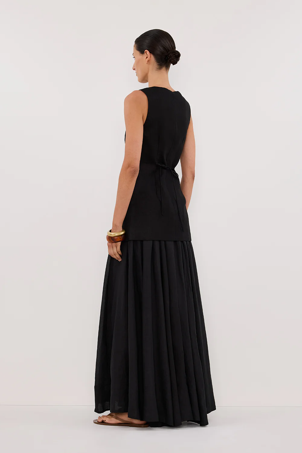 BAYLEE BLACK SLEEVELESS LINEN TOP - Gamepaces