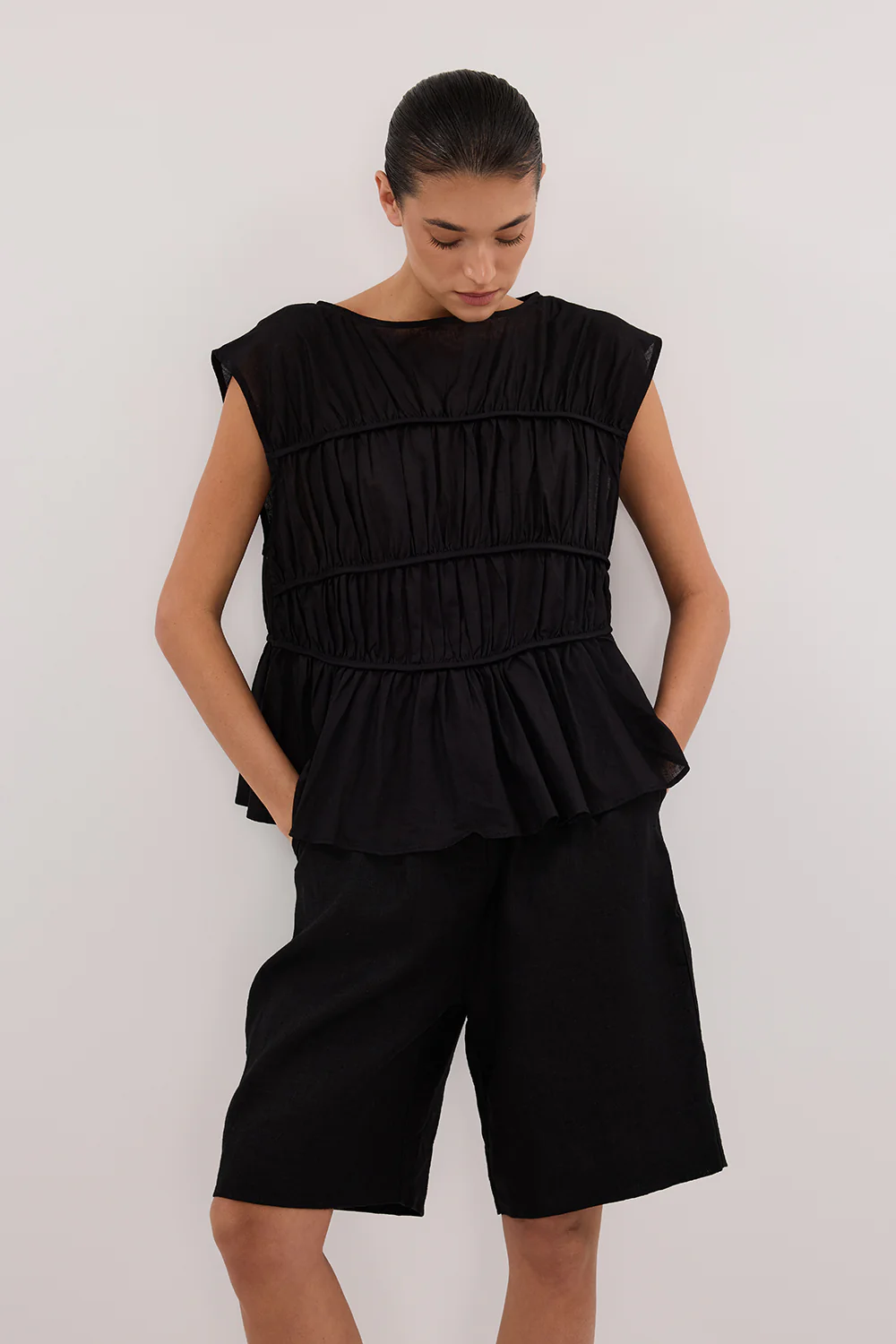 KAYLA BLACK LINEN BERMUDA SHORT - Gamepaces