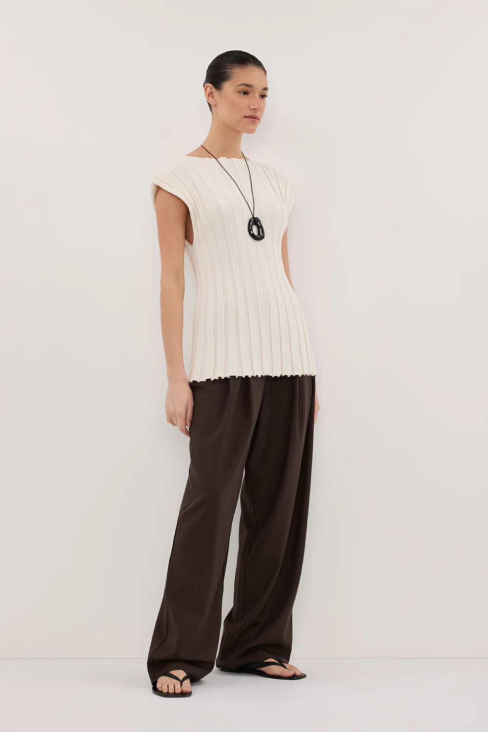 LOE CREAM SLEEVELESS KNIT TOP - Gamepaces