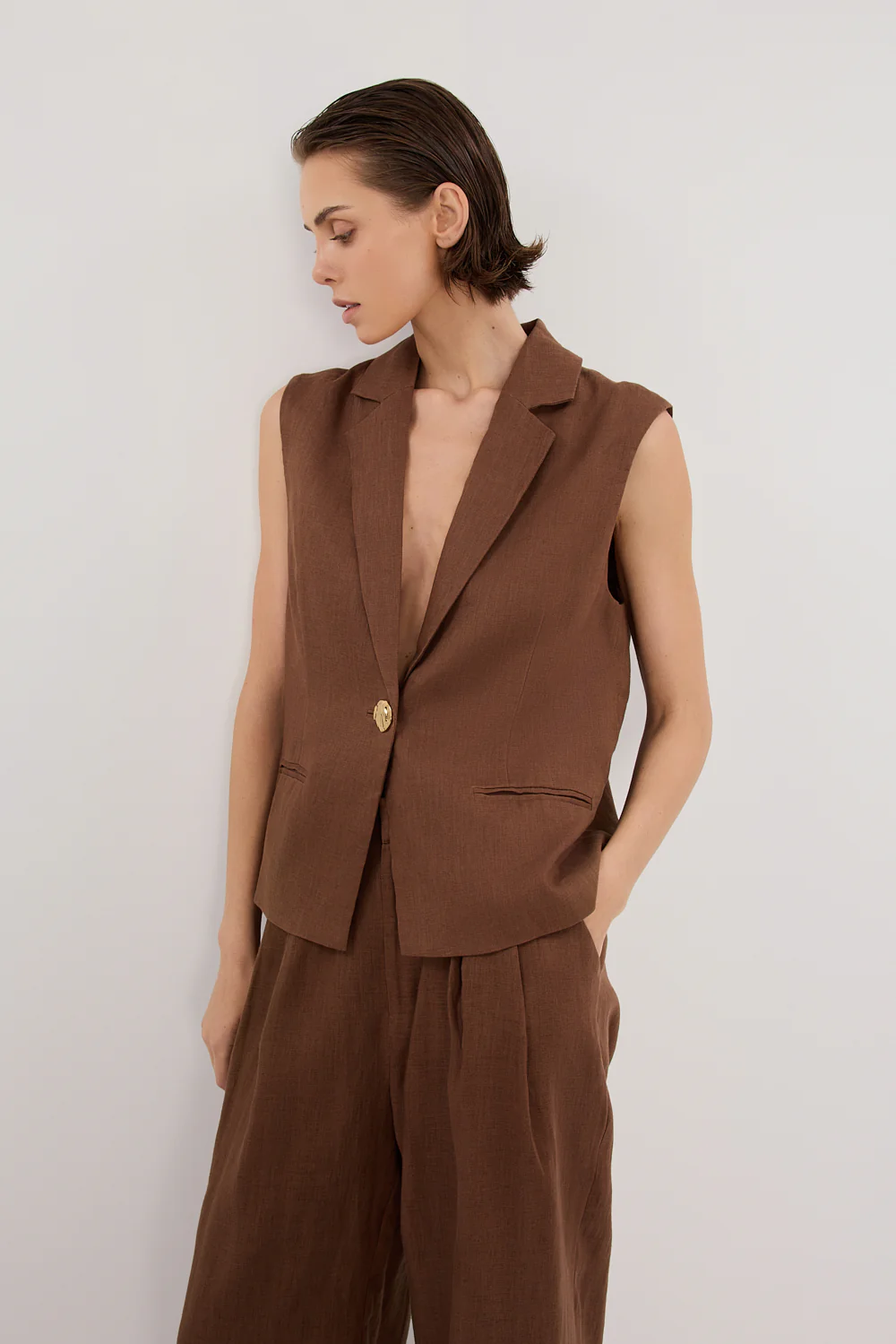 SELAH FONDANT LINEN SLEEVELESS VEST - Gamepaces