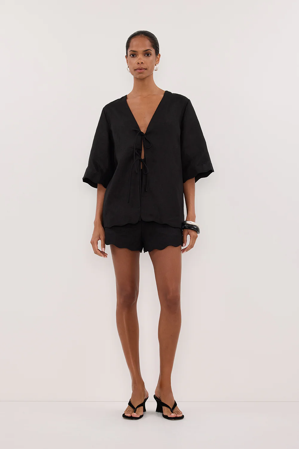 LELA BLACK LINEN SHORT - Gamepaces