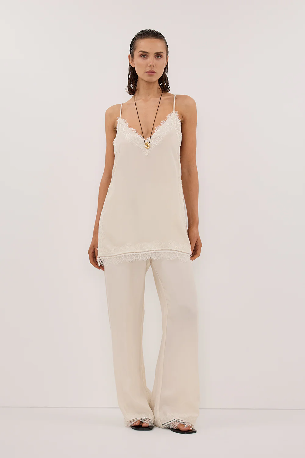 ANDREA SANDSTONE SLEEVELESS LACE CAMI TOP - Gamepaces